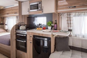 Engelse caravan met keuken voorzien met oven en griull te zien bij The Hap kampeerbedrijf in Voorthuizen